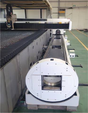 Rotating pipe head on the Multi-Razer cutting machine