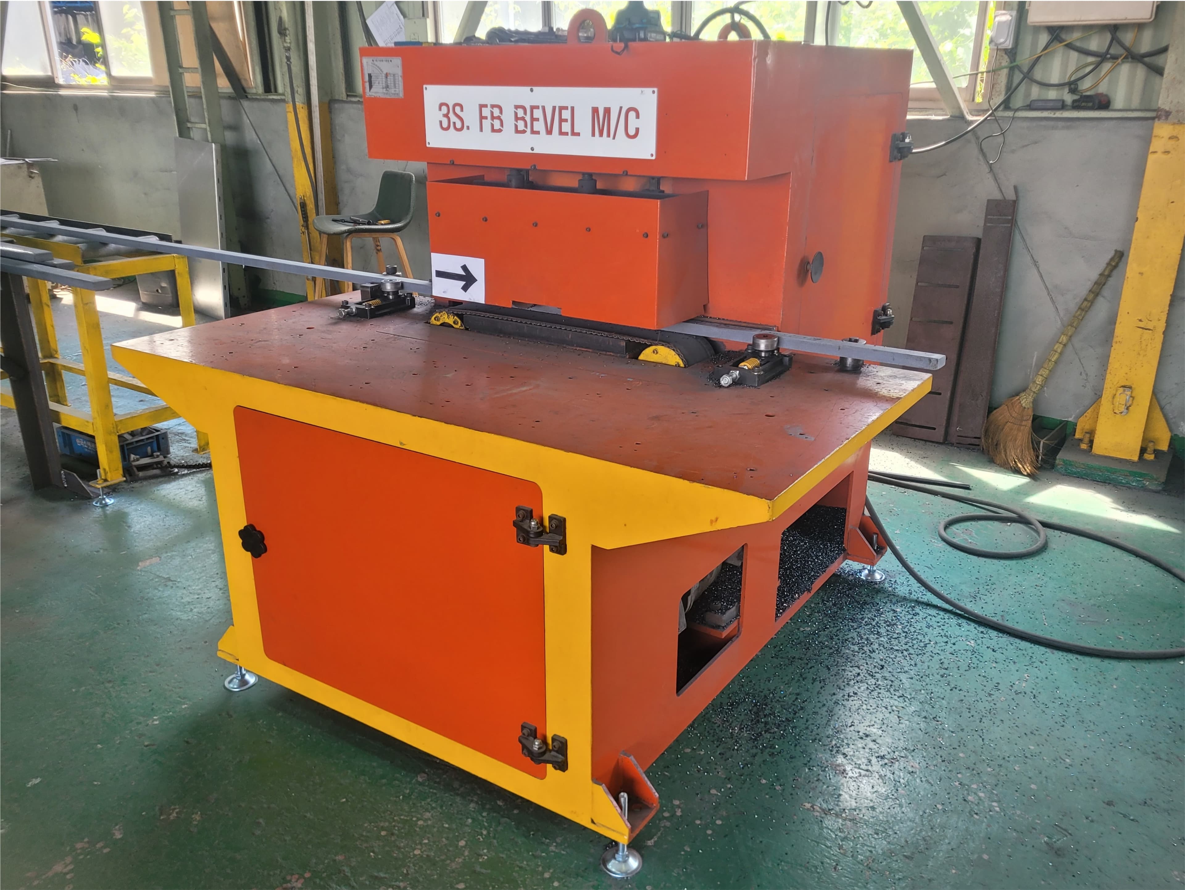 F.B beveling machine with a flat bar loaded